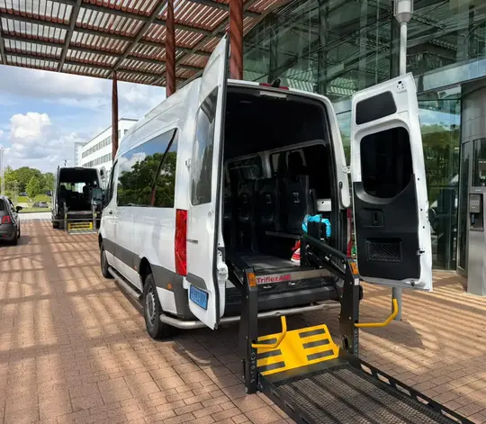 Professionele rolstoeltaxi chauffeur helpt klant in Blaricum